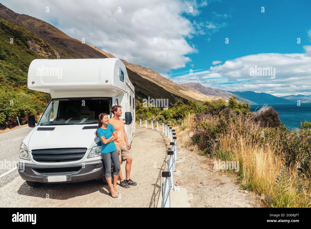 Viaje en coche de autocaravanas en Nueva Zelanda. Pareja joven en viaje aventura de vacaciones. Dos turistas mirando el lago Pukaki y las montañas Foto de stock