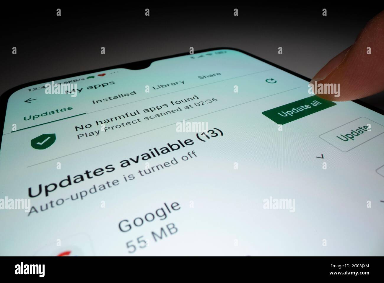 Vista de primer plano de la actualización de la aplicación en el smartphone en Google Play Store Foto de stock