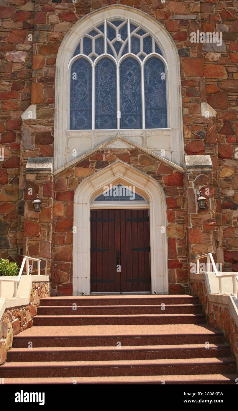 Pequeña iglesia histórica con puerta abierta cerca Fotografía de stock -  Alamy