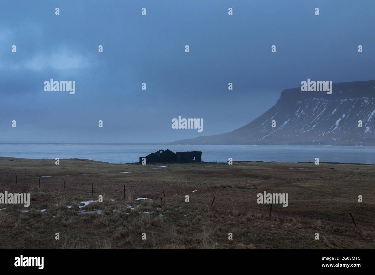 Abandonada granja en un fiordo en la Península de Snaefelsnes, al oeste de Islandia Foto de stock
