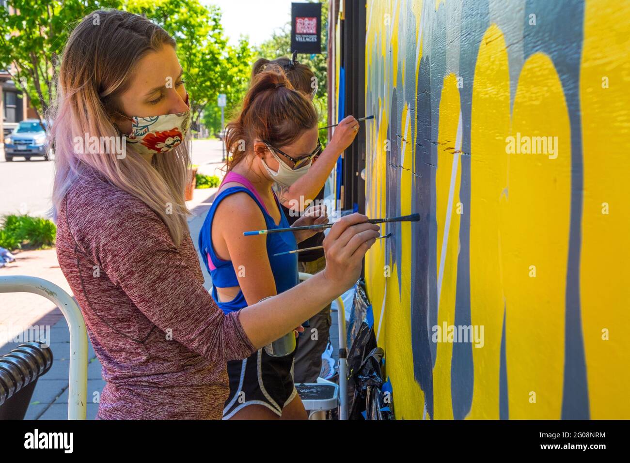 Las mujeres pintan un mural durante las protestas de George Floyd, St. Paul, Minnesota, EE.UU Foto de stock