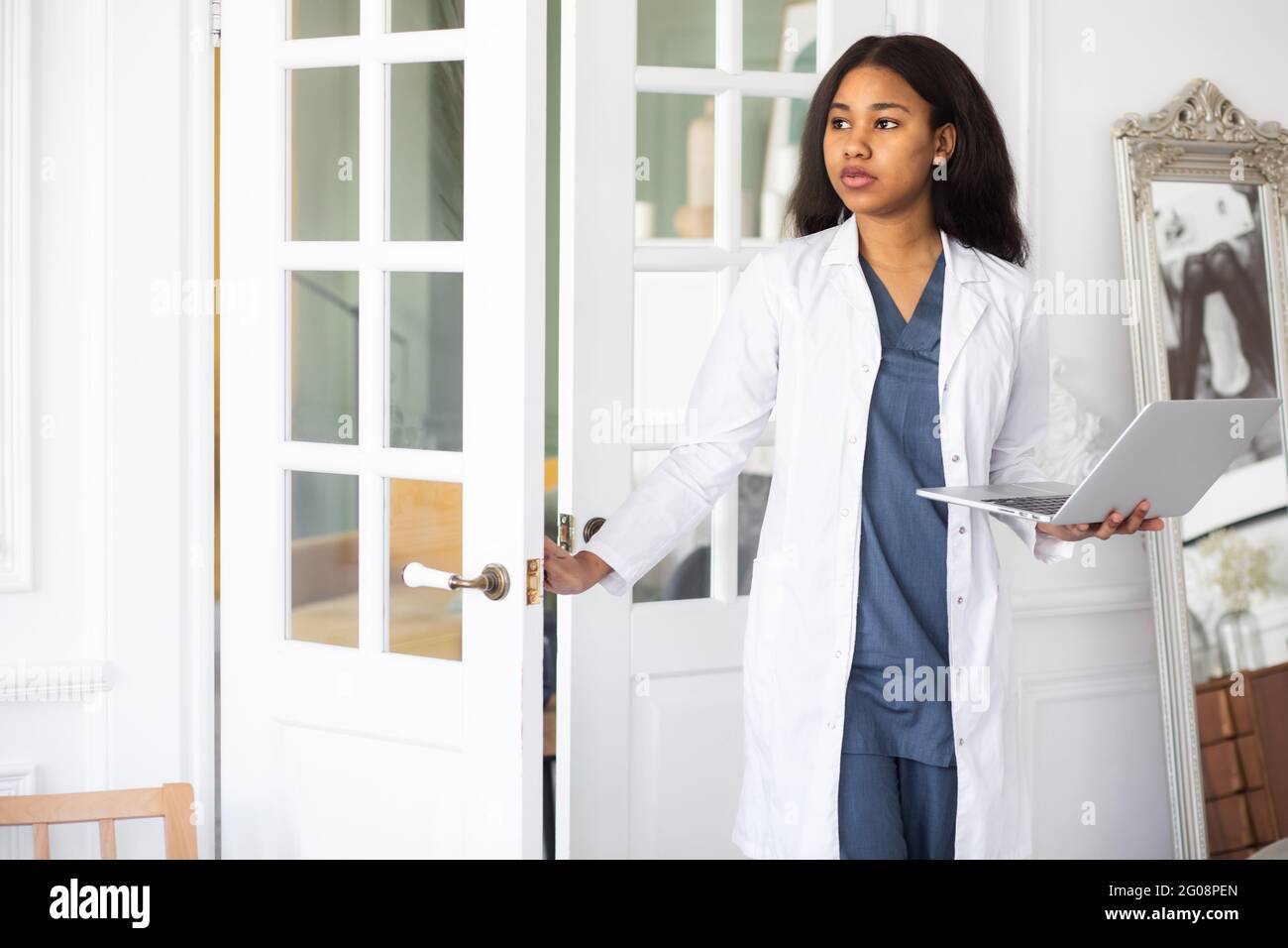 medicina, profesión y concepto de salud - primer plano de la doctora o científica afroamericana Foto de stock