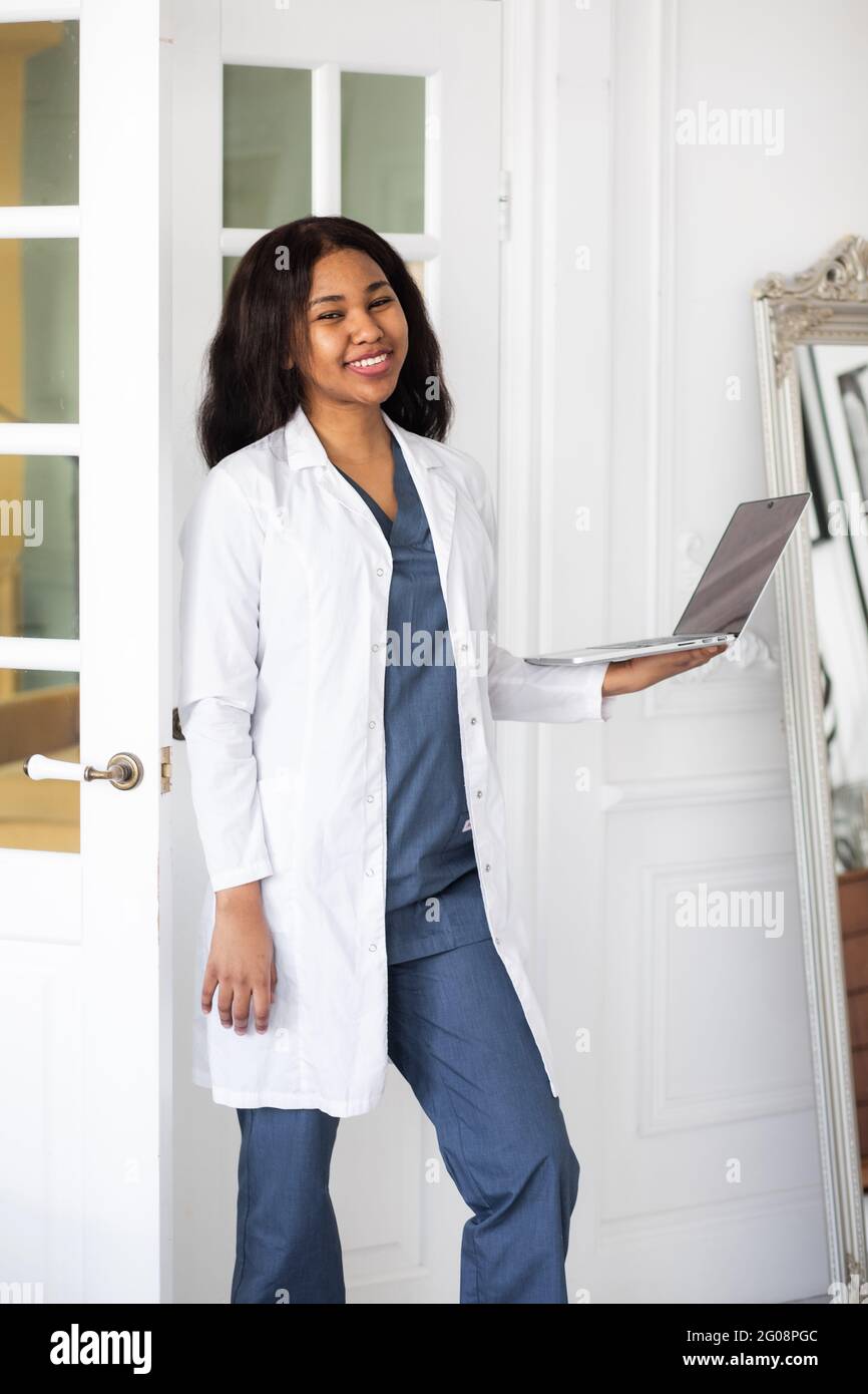 medicina, profesión y concepto de salud - primer plano de la doctora o científica afroamericana Foto de stock