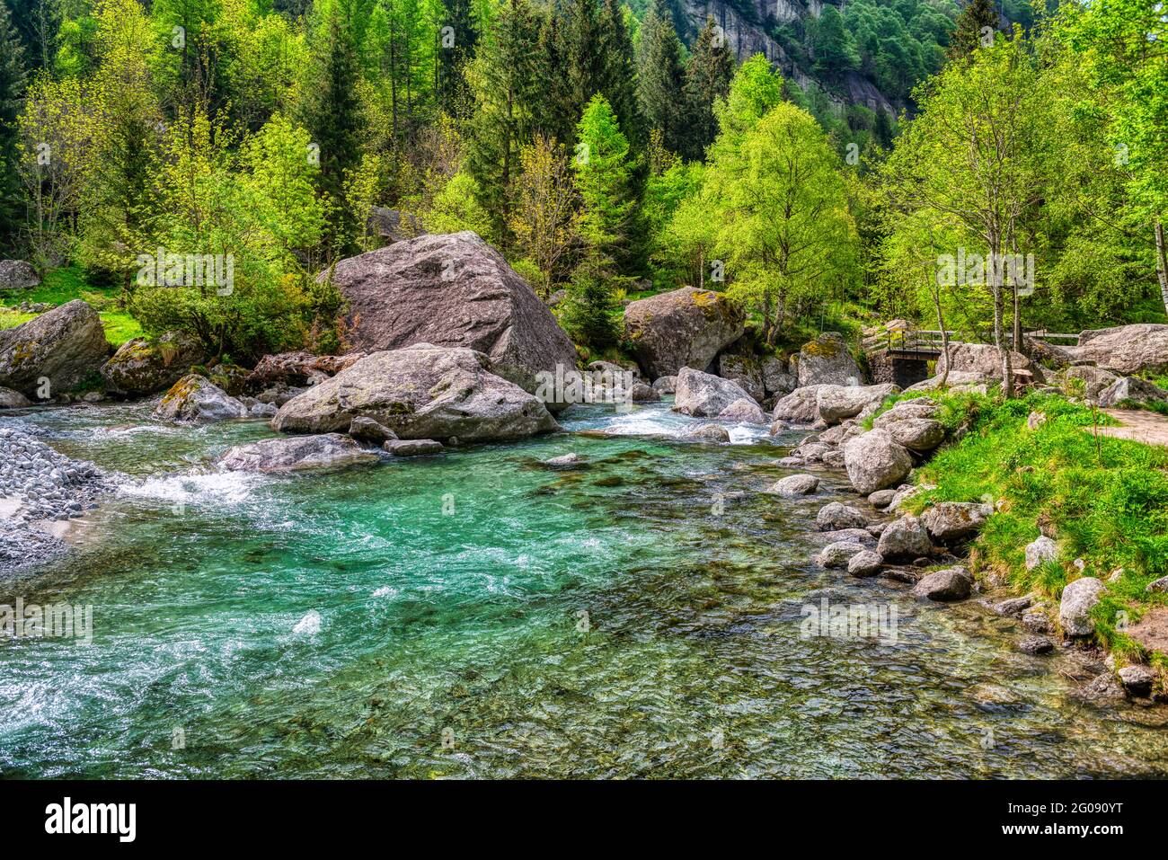 Los colores brillantes del agua del río en la temporada de primavera, Val di Mello Foto de stock