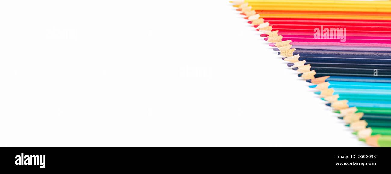 banner, lápices multicolores en una fila por la temperatura de color sobre un fondo blanco aislado Foto de stock