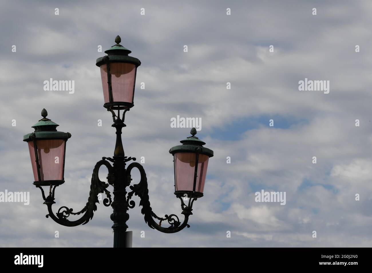 Sestrassenlaterne am Eingang zum Markusplatz in Venedig gegen den bewölkten Himmel fotografiert Foto de stock