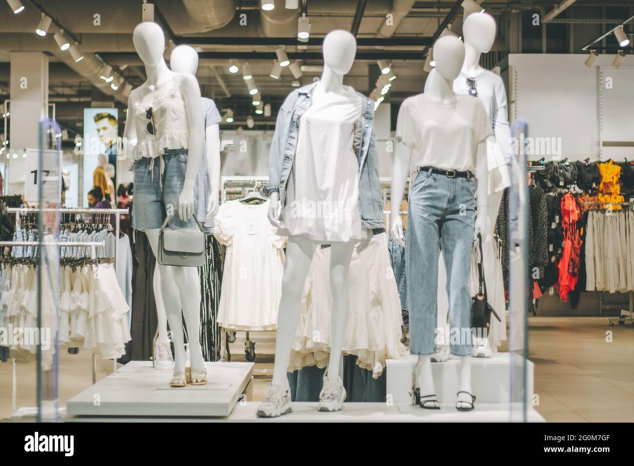 Mannequins en vaquero y ropa blanca en tienda de ropa en el centro  comercial Fotografía de stock - Alamy