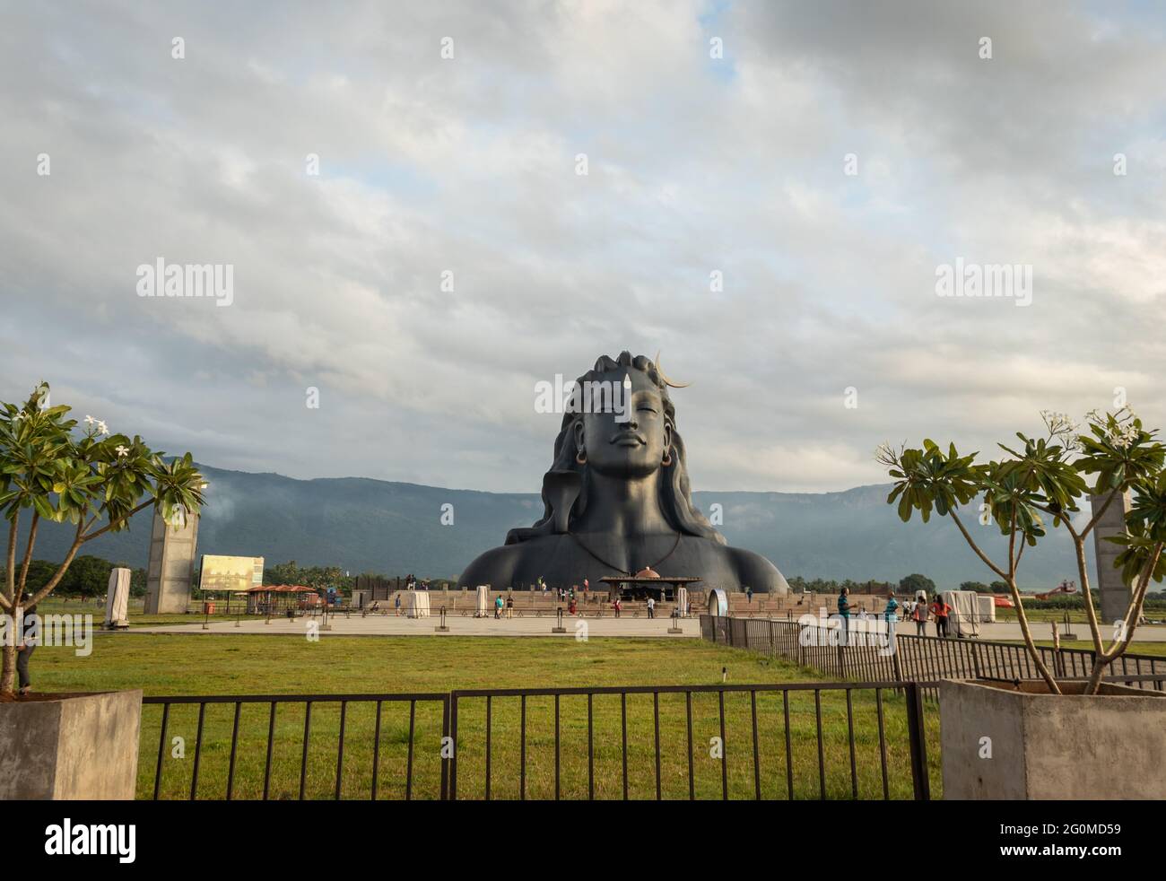 estatua de adiyogi shiva desde perspectivas únicas la imagen se toma en dhyanlinga coimbatore india el 02 2020 de enero. es la estatua de shiva hecha de s. Foto de stock