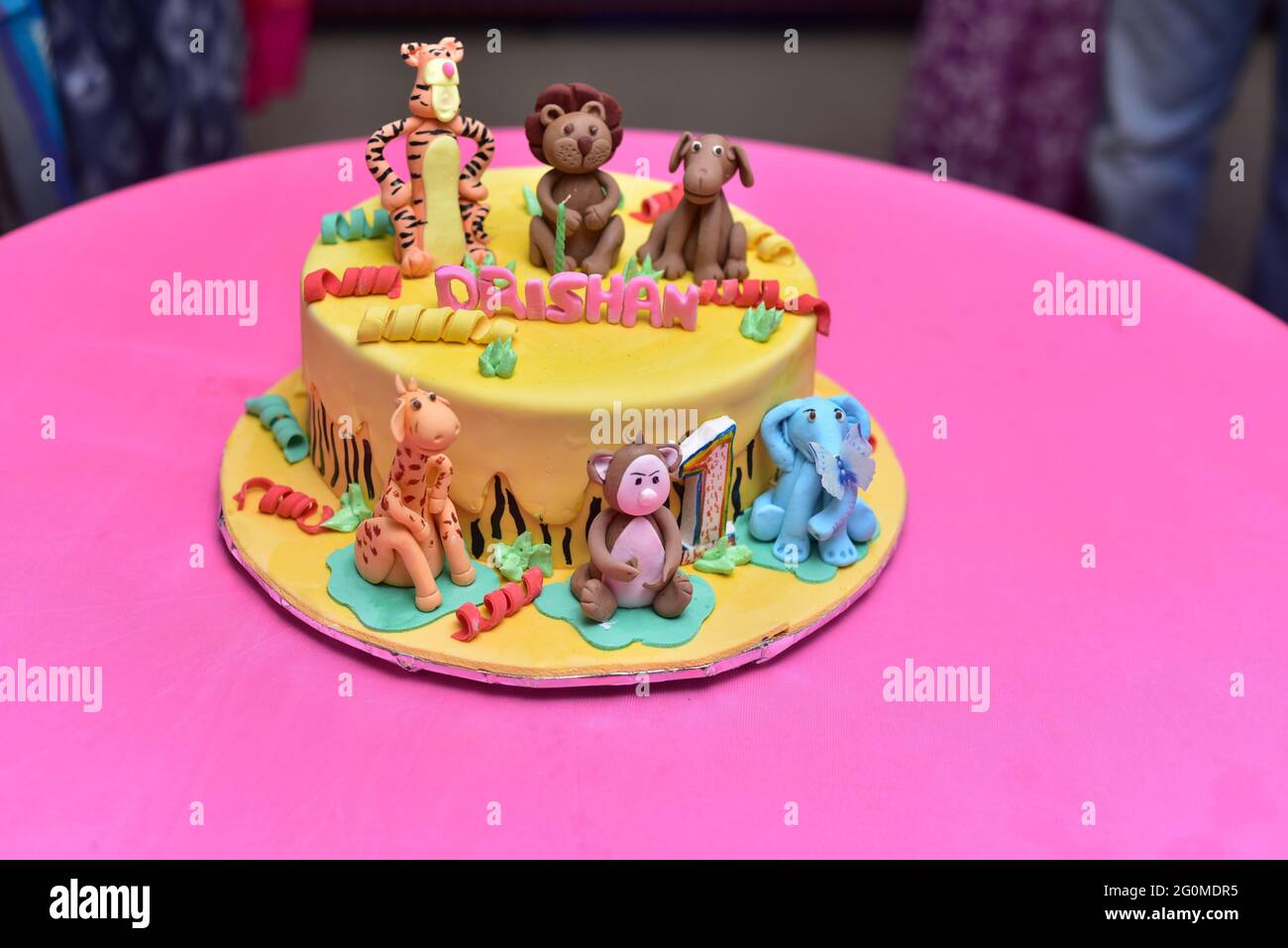 Pastel de cumpleaños para niños de animales de la selva Fotografía de stock  - Alamy