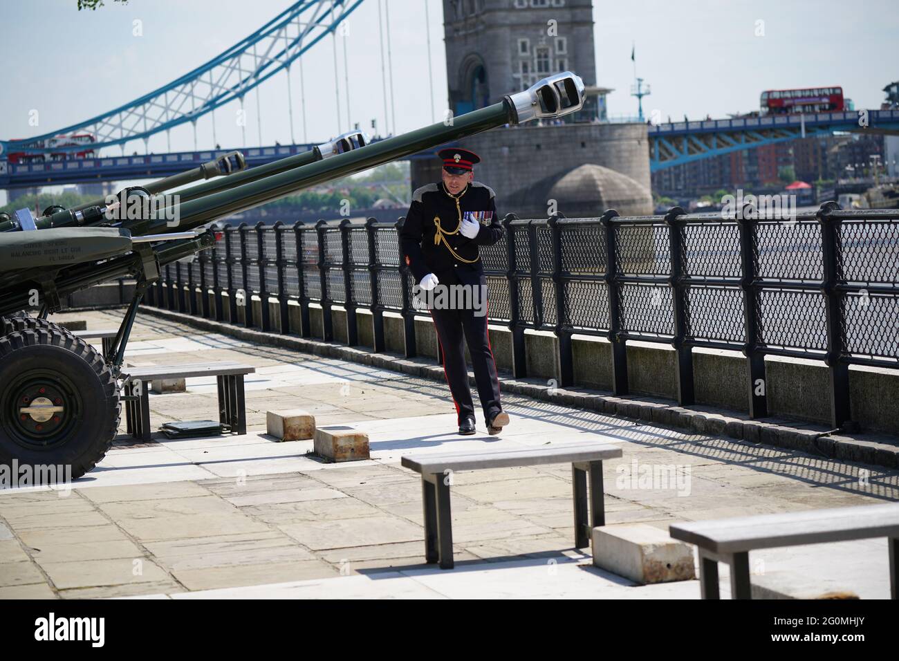 Un miembro de la Honorable Artillery Company debajo de las ginebras después de haber disparado un saludo con arma de 62 vueltas desde el muelle de la Torre de Londres, para conmemorar el aniversario de la Coronación de la Reina Isabel II Fecha de la foto: Miércoles 2 de junio de 2021. Foto de stock