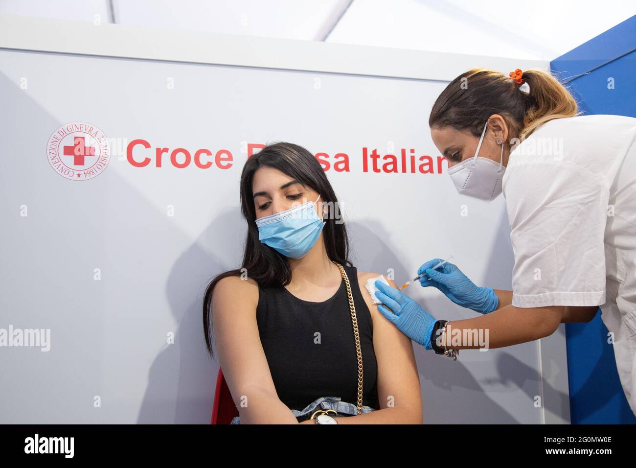 Un estudiante es vacunado con la vacuna Pfizer dentro del centro de vacunación en el centro comercial 'Porta di Roma' en Roma, Italia, el 1 de junio de 2021 (Foto de Matteo Nardone / Pacific Press/Sipa USA) Foto de stock