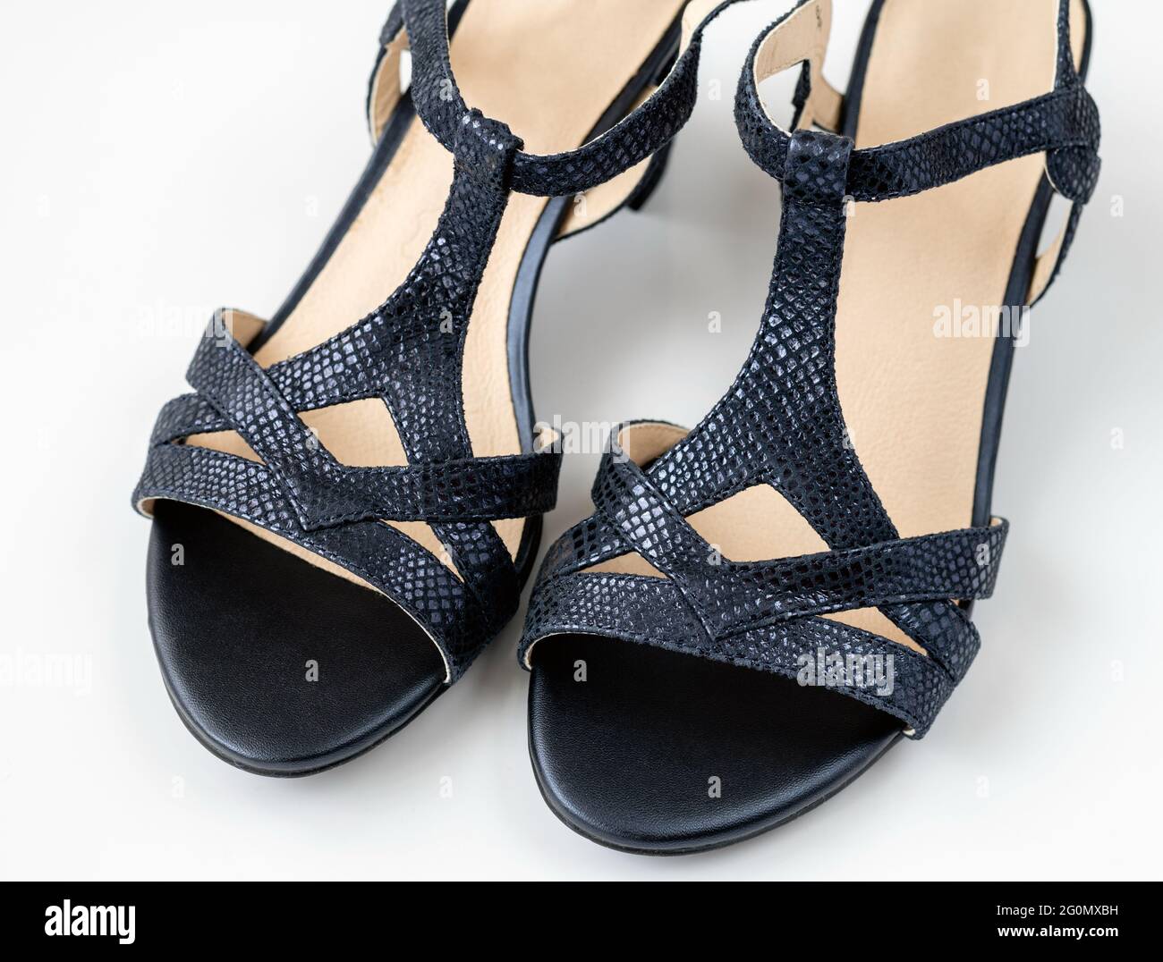 Sandalias azules para mujer hechas de cuero auténtico Fotografía de stock -  Alamy