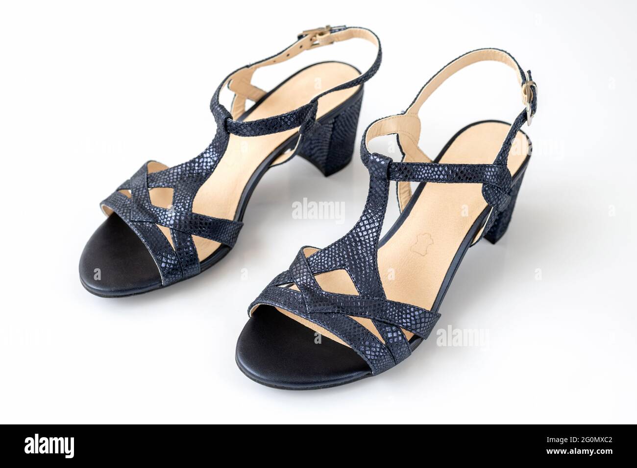 Sandalias azules para mujer hechas de cuero auténtico Fotografía de stock -  Alamy