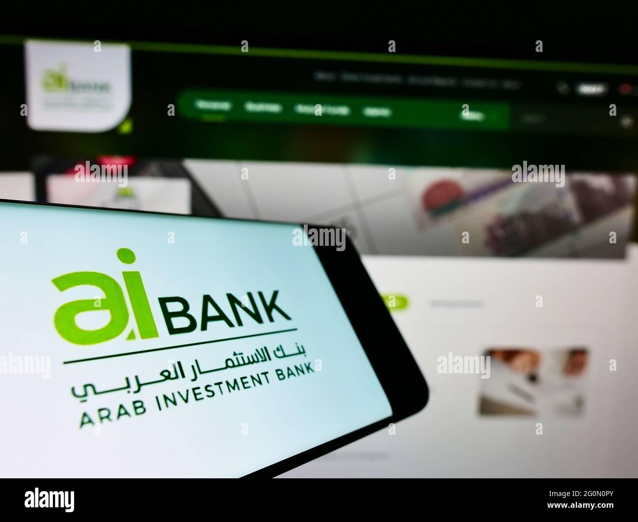 Smartphone con el logotipo de la empresa financiera Arab Investment Bank (AIB Egipto) en la pantalla delante de la página web. Enfoque en la parte central derecha de la pantalla del teléfono. Foto de stock