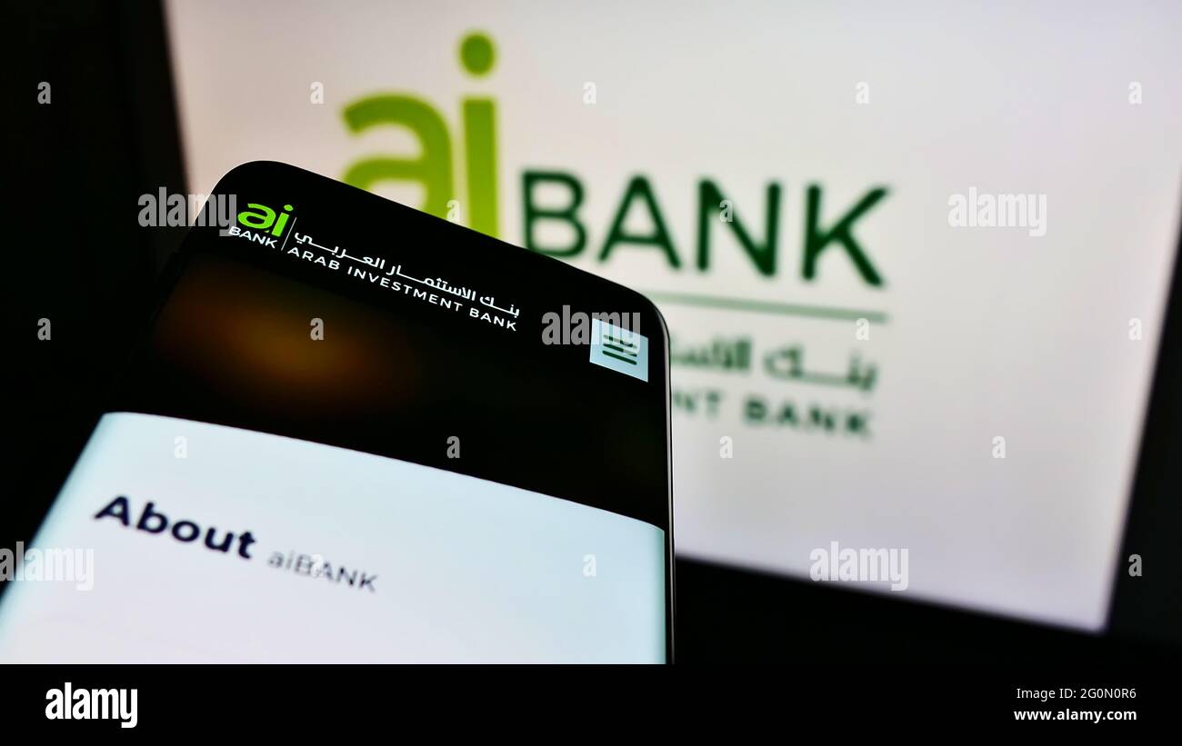 Teléfono móvil con sitio web de la empresa financiera Arab Investment Bank (AIB Egipto) en pantalla frente al logotipo de la empresa. Enfoque en el centro de la pantalla del teléfono. Foto de stock