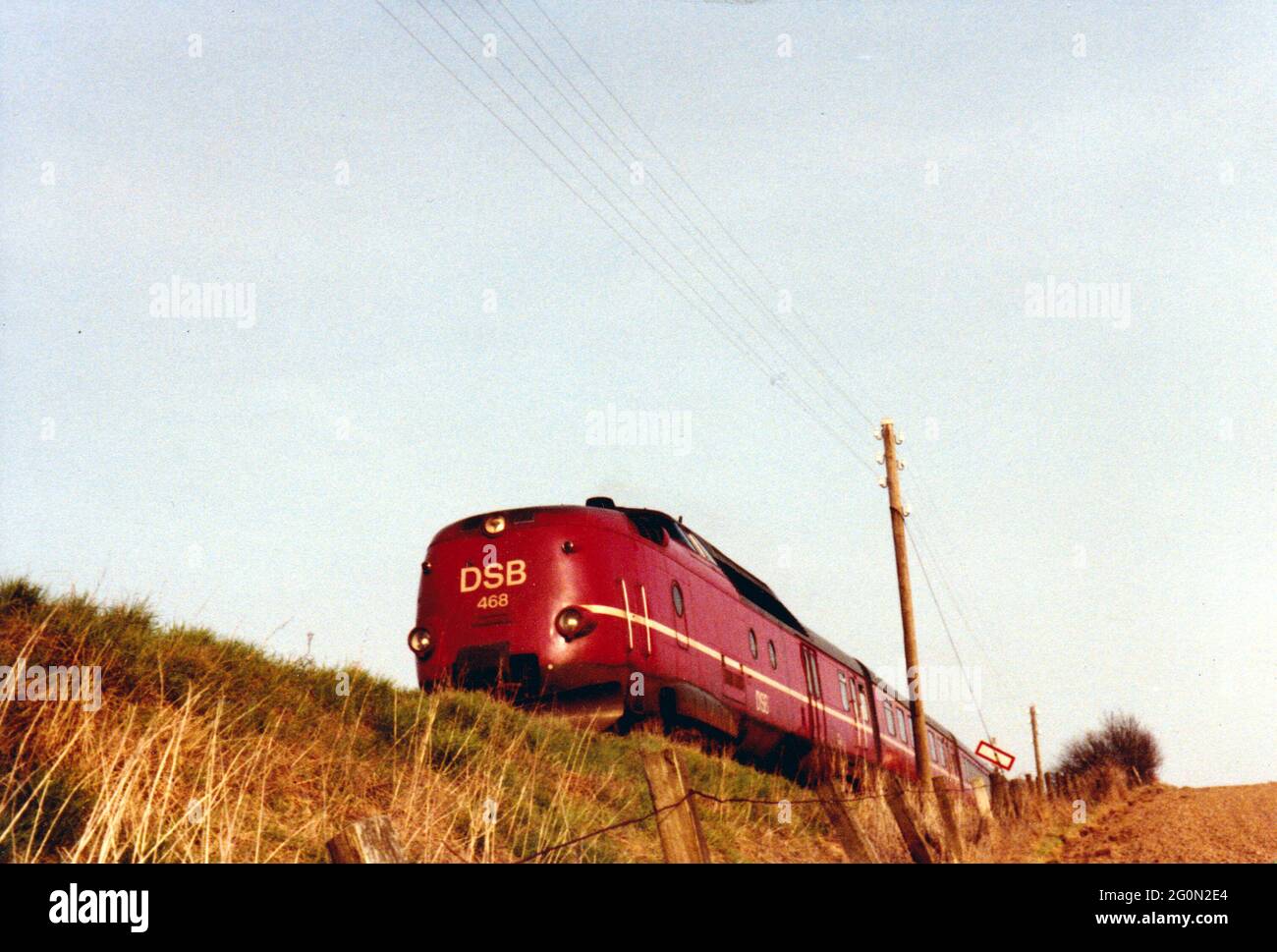 Sonderborg, Dinamarca ca 1980: El tren rápido de DSB 'Lyntog' con EL HOMBRE construyó la clase Ma en la línea con destino a Copenhague Foto de stock