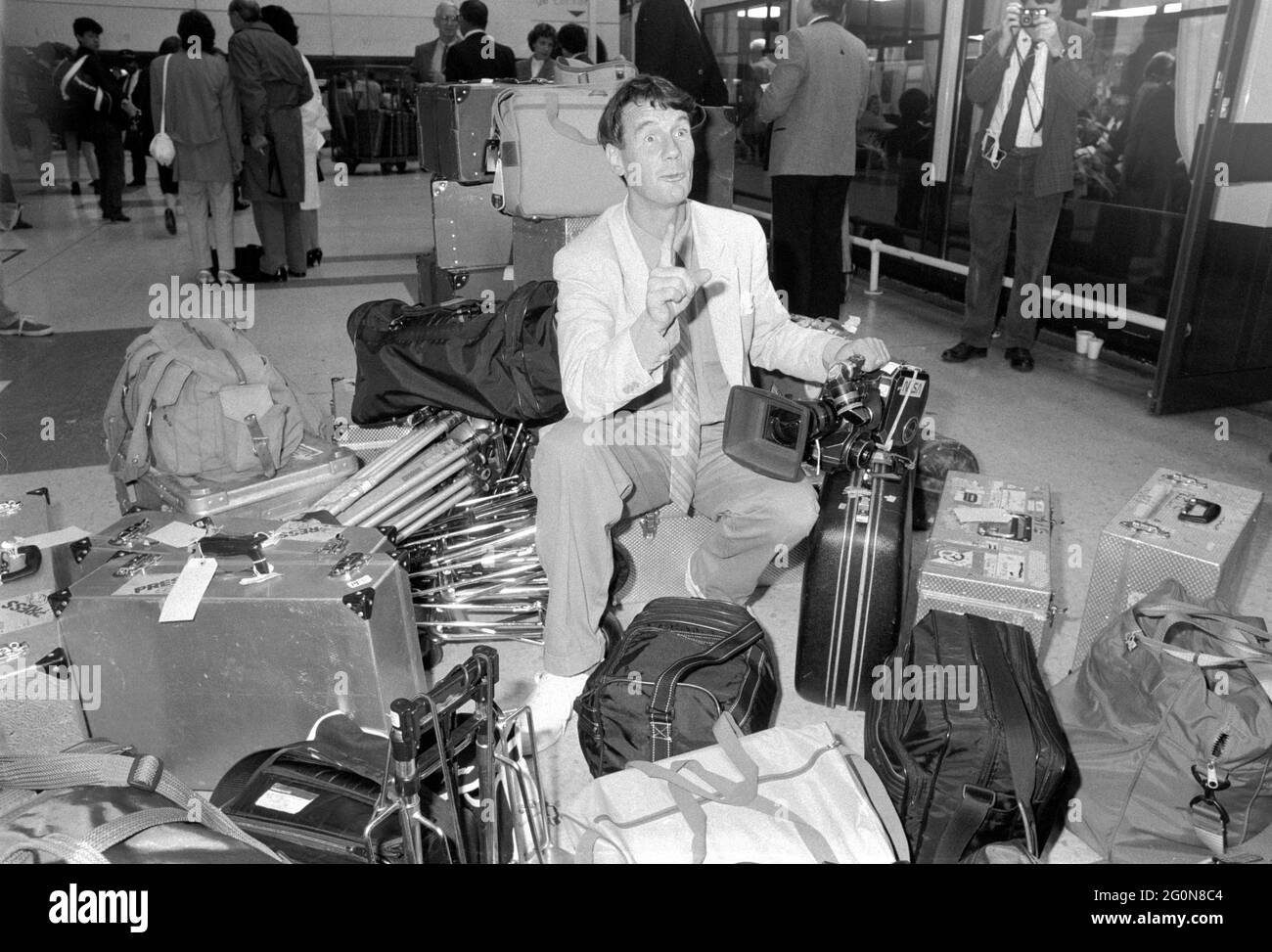 10.4,1989 Michael Palin, presentador de televisión del programa de la BBC en todo el mundo en 80 días a bordo del Orient Express al comienzo de su viaje Foto de stock