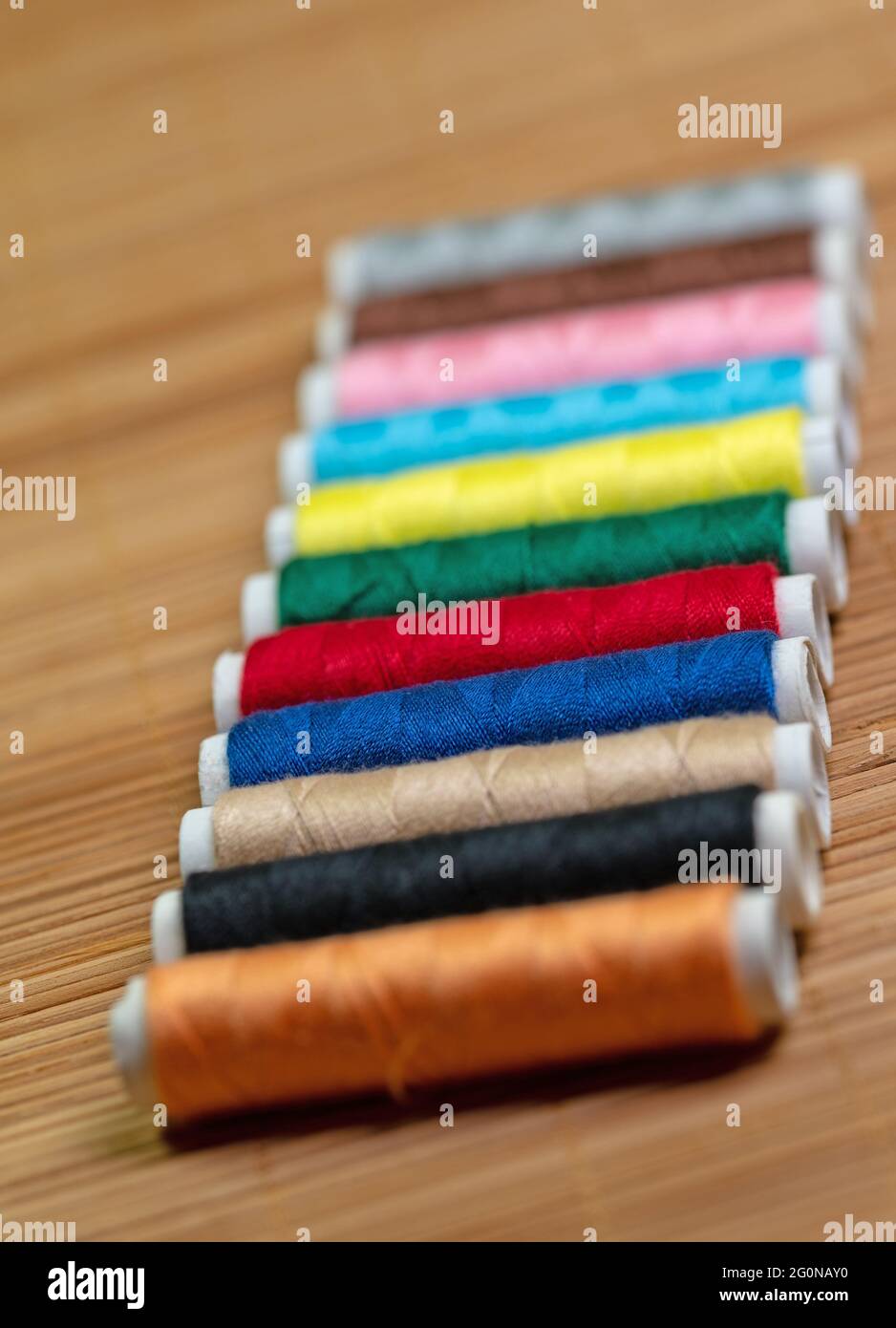 Hilo de coser, bobinas de hilo en diferentes colores Foto de stock
