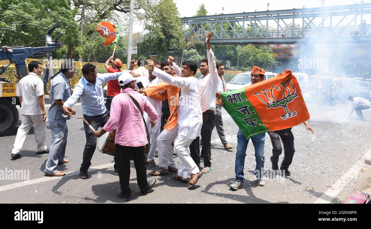 Los partidarios del BJP celebran en Nueva Delhi después de ganar la elección de Lok Sabha el 23rd de mayo de 2019 Foto de stock