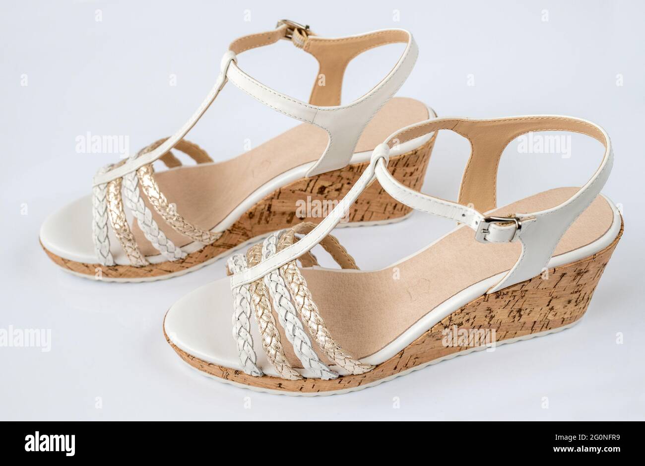 Sandalias blancas hechas de auténtico Fotografía stock - Alamy