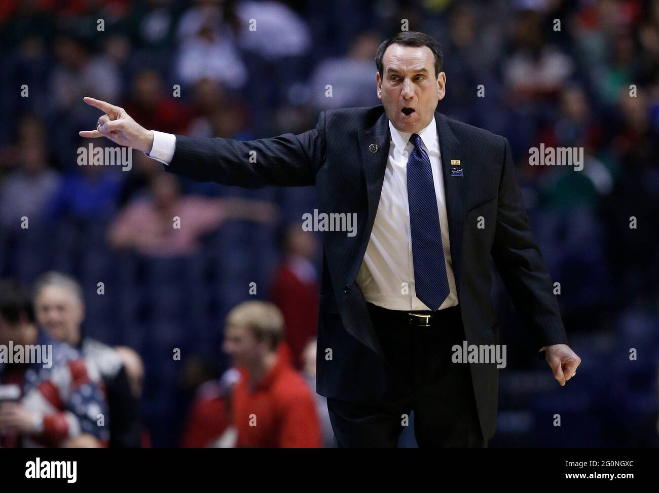 Indianápolis, Estados Unidos. 26th Mar, 2013. Mike Krzyzewski, entrenador de Duke, llama a un juego en acción en la primera mitad en su cuarta ronda de la NCAA el viernes, 29 de marzo de 2013, en Indianápolis, Indiana. (Foto de Sam Riche/MCT/Sipa USA) en su cuarto partido de la NCAA el viernes, 29 de marzo de 2013, en Indianápolis, Indiana. (Foto de Sam Riche/MCT/Sipa USA) Crédito: SIPA USA/Alamy Live News Foto de stock