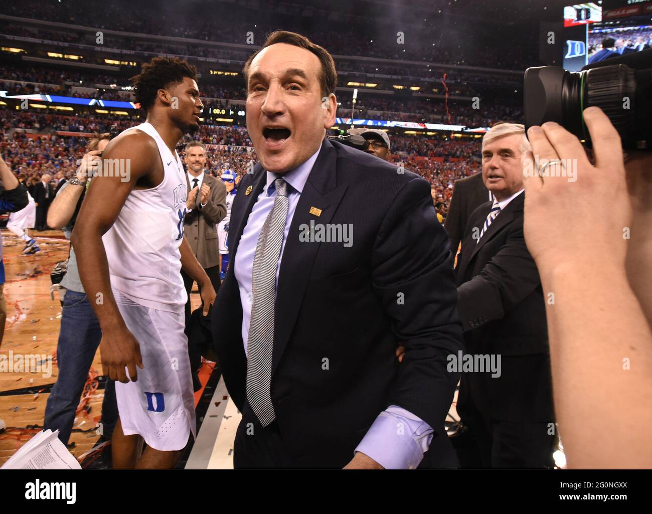 Indianápolis, Estados Unidos. 06th de Abr de 2015. Mike Krzyzewski, entrenador de Duke, grita a su equipo después de la victoria de Duke en 68-63 sobre Wisconsin en el Campeonato Nacional de la NCAA el lunes 6 de abril de 2015, en el estadio Lucas Oil de Indianápolis. (Foto de Chuck Liddy/Raleigh News & Observer/TNS) *** Por favor, use el Crédito del Campo de Crédito *** Crédito: SIPA USA/Alamy Live News Foto de stock