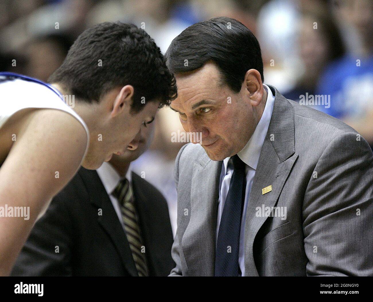 Durham, Estados Unidos. 08th de Dic de 2007. El entrenador del Duque Mike Krzyzewski da algunos consejos a Brian Zoubek durante la segunda mitad de la acción. Los Blue Devils derrotaron a los Wolverines 95-67, en el Cameron Indoor Stadium el sábado, 8 de diciembre de 2007, en Durham, Carolina del Norte. (Foto de Ted Richardson/Raleigh News & Observer/MCT/Sipa USA) Crédito: SIPA USA/Alamy Live News Foto de stock