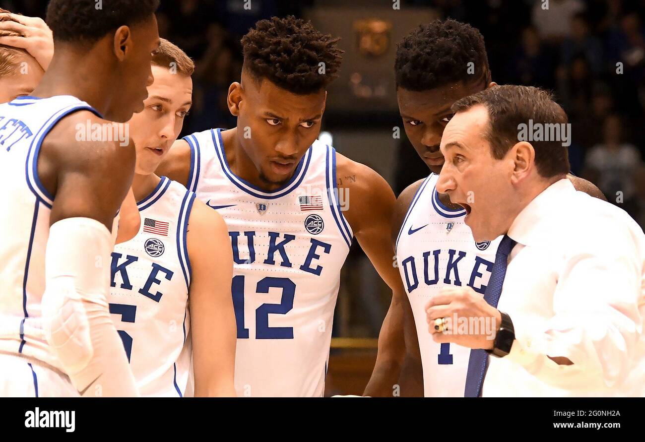 Durham, Estados Unidos. 02nd Feb, 2019. Mike Krzyzewski, entrenador del Duque, habla con el delantero RJ Barrett (5), el guardia Alex O'Connell (15), el delantero Javin DeLaurier (12) y el delantero Zion Williamson (1) en la segunda mitad contra St. John's en Cameron Indoor Stadium en Durham, N.C., el sábado 2 de febrero de 2019. Duke Won, 91-61. (Foto de Chuck Liddy/Raleigh News & Observer/TNS/Sipa USA) Crédito: SIPA USA/Alamy Live News Foto de stock