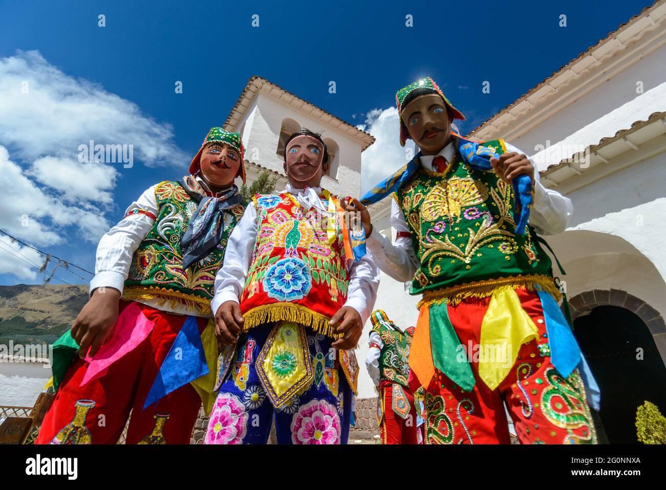 Danza folklórica peruana, con coloridos trajes frente a la Iglesia de San  Pedro Apóstol de Andahuaylillas, Quispicanchi, cerca de Cusco, Perú en Octo  Fotografía de stock - Alamy
