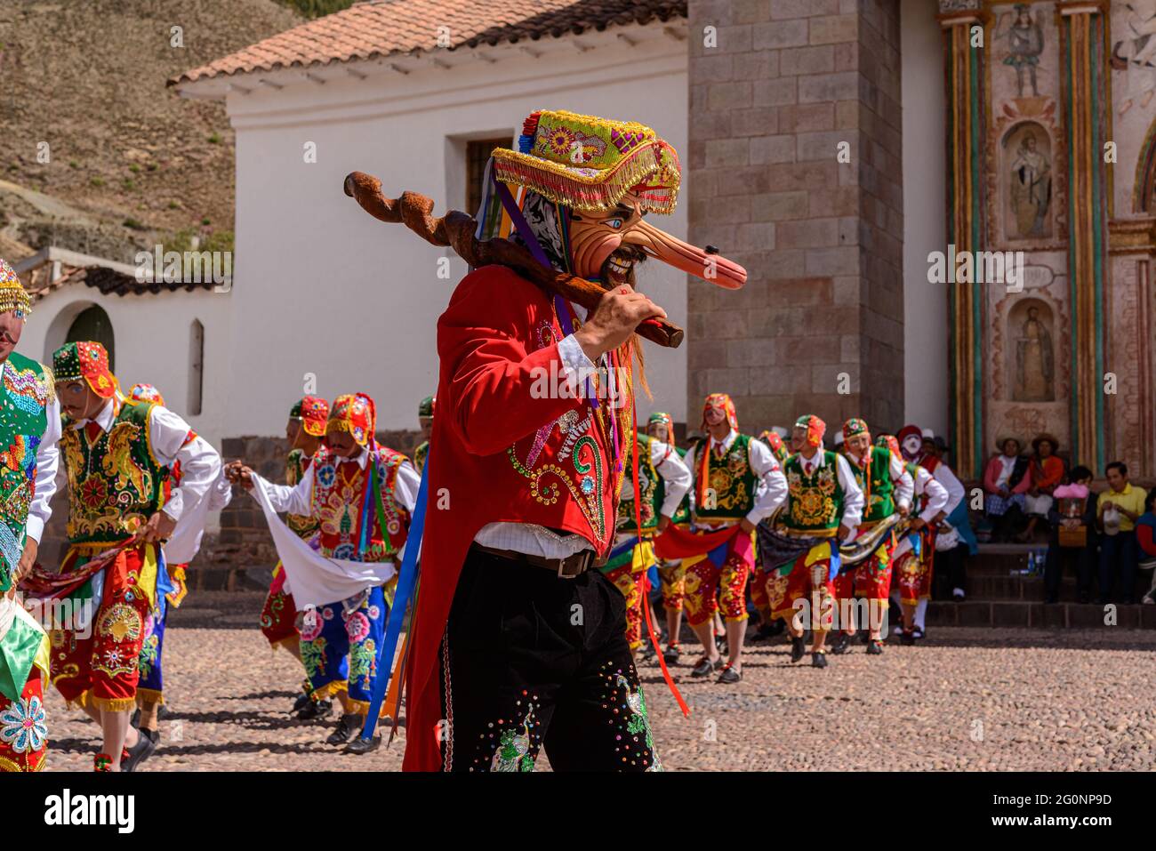 Danza folklórica peruana, con coloridos trajes frente a la Iglesia de San Pedro Apóstol de Andahuaylillas, Quispicanchi, cerca de Cusco, Perú en Octo Fotografía de stock - Alamy Danza folklórica peruana, con coloridos trajes frente a la Iglesia de San Pedro Apóstol de Andahuaylillas, Quispicanchi, cerca de Cusco, Perú en Octo Fotografía de stock - Alamy