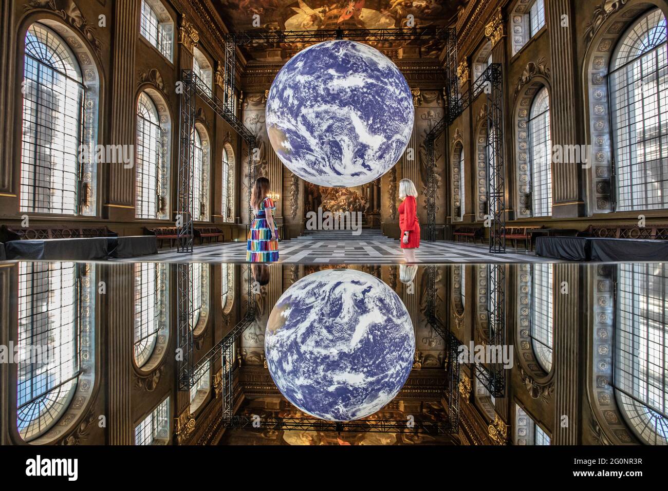 Instalación de arte Gaia en el Salón Pintado en el Old Royal Naval College. Esta escultura monumental de la tierra se hace utilizando imágenes de la NASA, Londres, Reino Unido Foto de stock