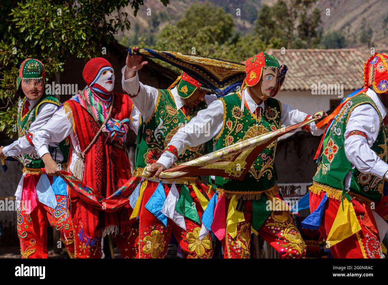 Danza folklórica peruana, con coloridos trajes frente a la Iglesia de San  Pedro Apóstol de Andahuaylillas, Quispicanchi, cerca de Cusco, Perú en Octo  Fotografía de stock - Alamy