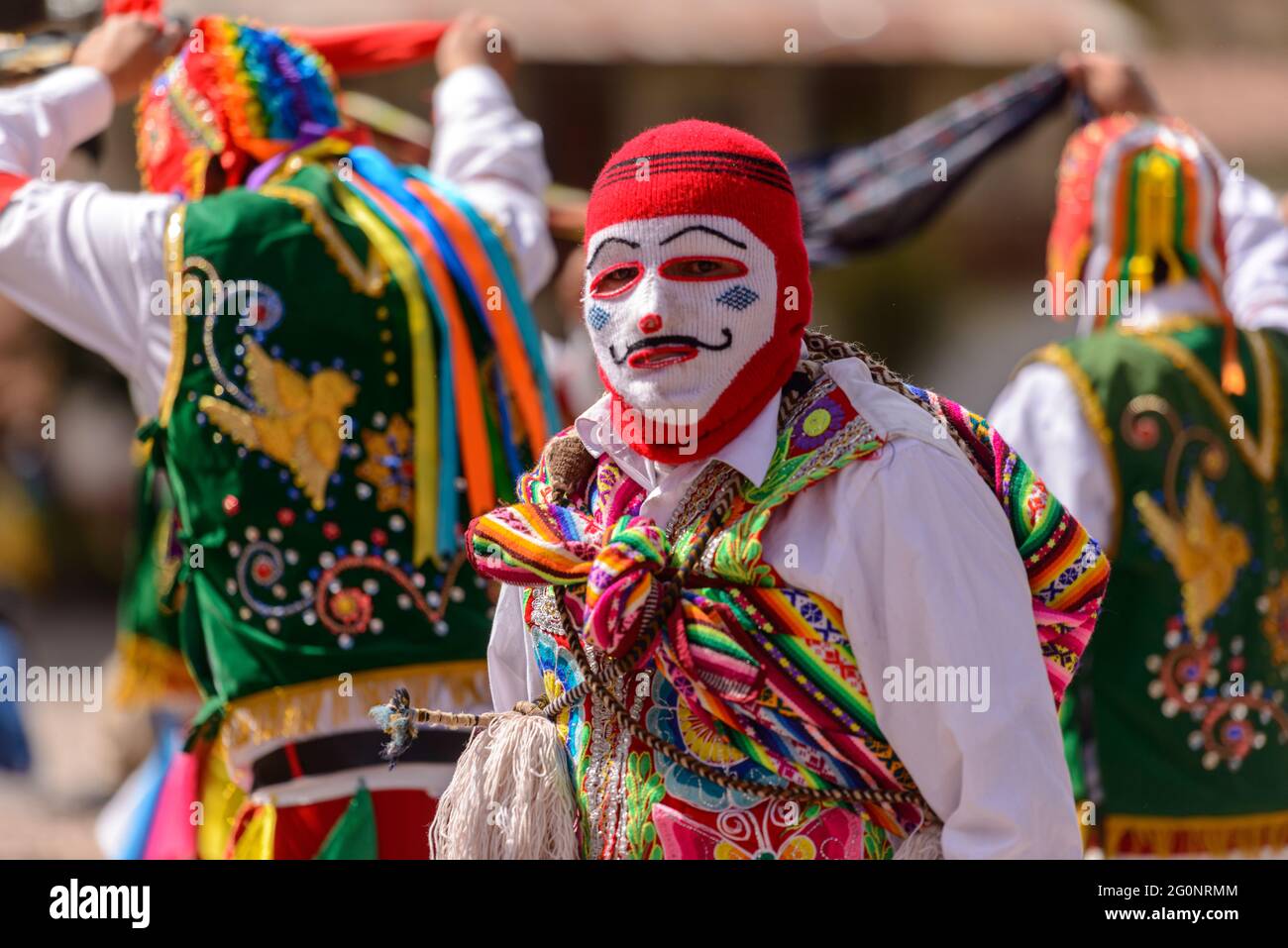 Danza folklórica peruana, con coloridos trajes frente a la Iglesia de San Pedro Apóstol de Andahuaylillas, Quispicanchi, cerca de Cusco, Perú en Octo Fotografía de stock - Alamy Danza folklórica peruana, con coloridos trajes frente a la Iglesia de San Pedro Apóstol de Andahuaylillas, Quispicanchi, cerca de Cusco, Perú en Octo Fotografía de stock - Alamy