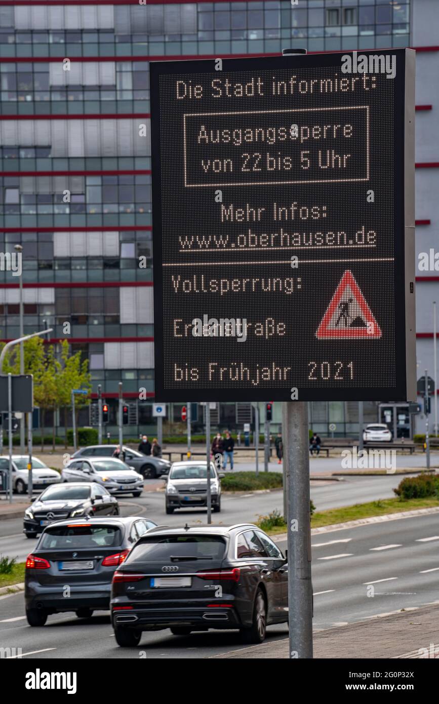 Información sobre el toque de queda, durante la tercera Corona Lockdown, en Oberhausen, a través de una gran pantalla en el distrito de Sterkrade, NRW, Alemania. Foto de stock