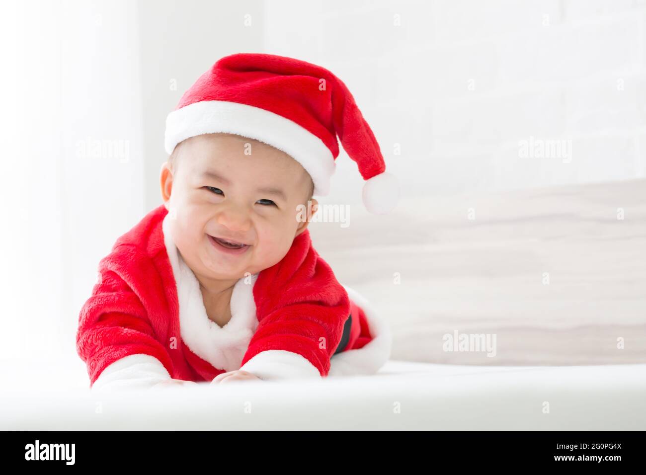 Vestido de santa claus fotografías e imágenes de alta resolución - Alamy Vestido de santa claus fotografías e imágenes de alta resolución - Alamy