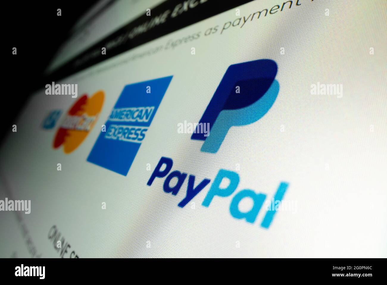 Vista de cerca del logotipo de Paypal en el sitio web de compras en línea Foto de stock