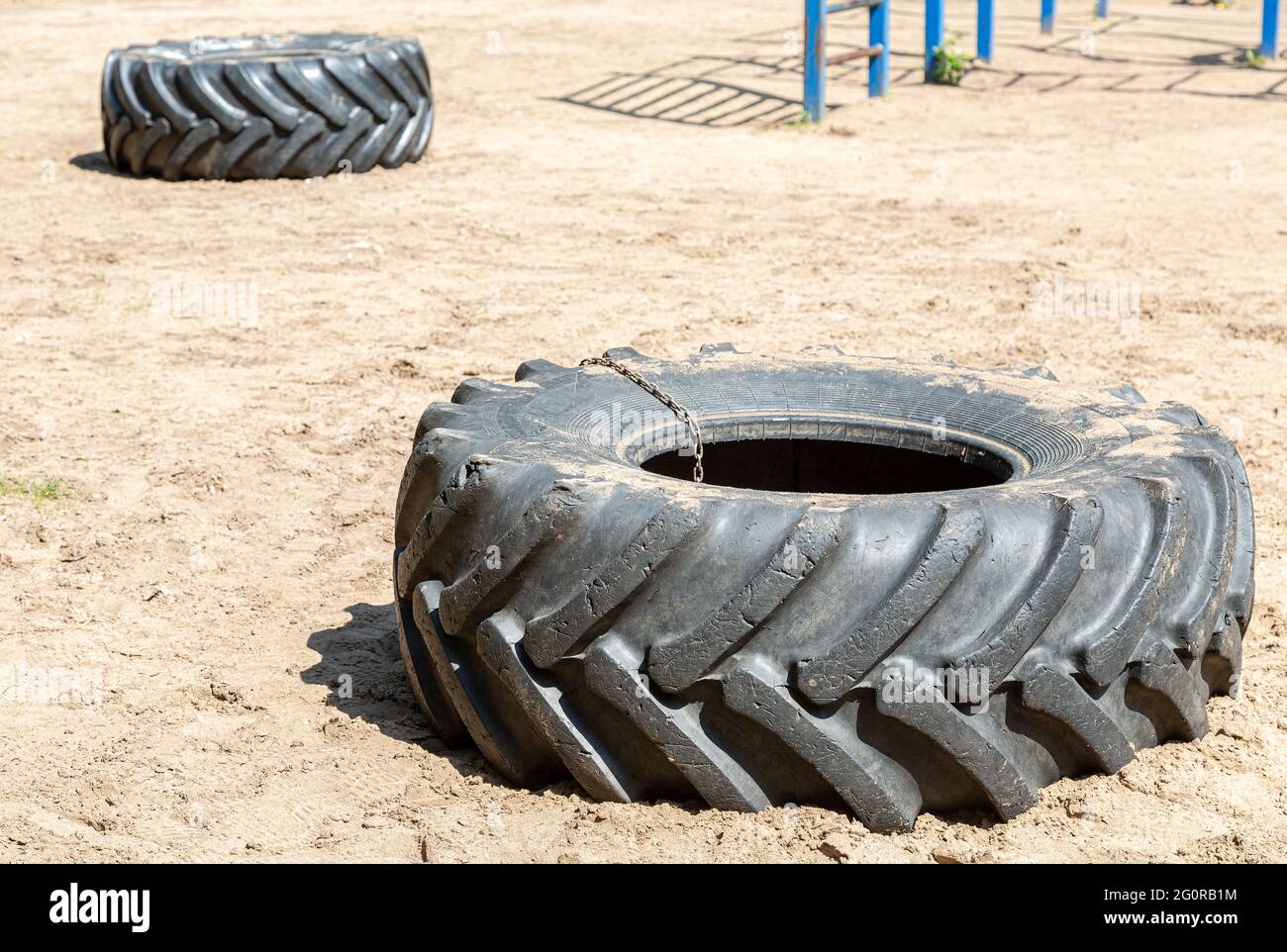 Camarada De nada cometer Neumáticos de gran tamaño para el entrenamiento de fuerza deportiva en el  campo deportivo Fotografía de stock - Alamy