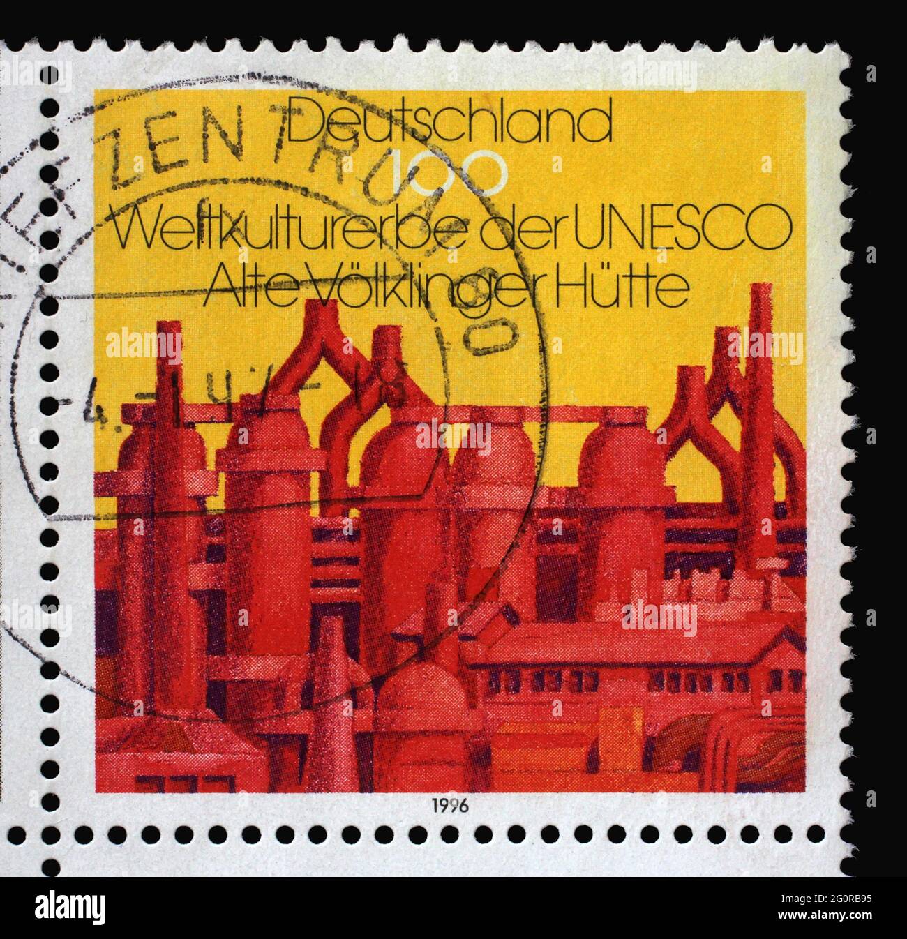 Un sello impreso en Alemania muestra la antigua planta de hierro y acero de Völklingen, Patrimonio de la Humanidad de la UNESCO, alrededor de 1996 Foto de stock