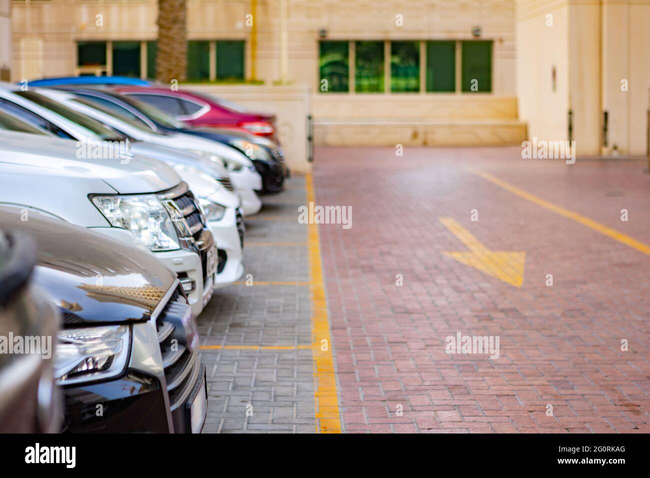 DUBAI, EAU - 2020 DE MARZO: Coches en el aparcamiento en una calle de Dubai Foto de stock