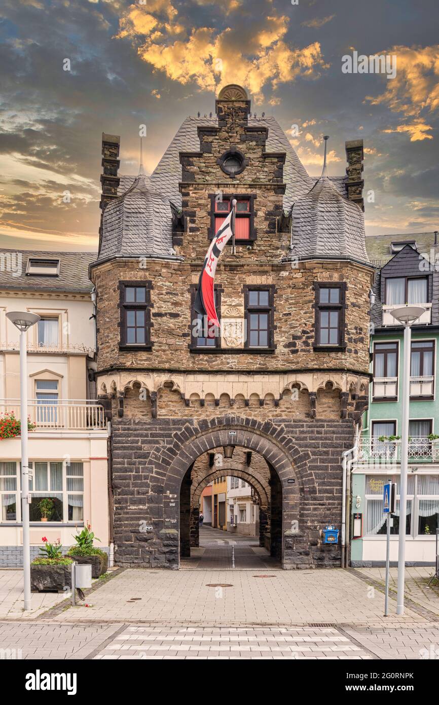 Una vista de la puerta de la ciudad en el Rin cerca de Andernach Foto de stock