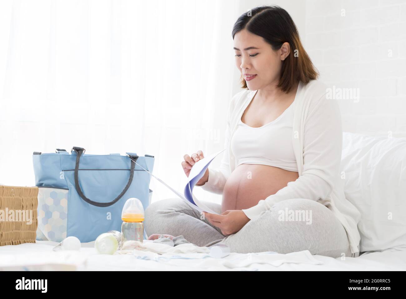 Mujer embarazada preparar bolsa hospital lista y hacer un plan de  nacimiento de un hospital que la atención prenatal para la seguridad del  bebé, planificación prena Fotografía de stock - Alamy