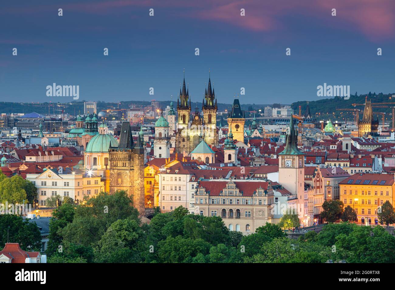 Praga. Imagen del paisaje urbano aéreo de Praga, República Checa con la Iglesia de Nuestra Señora antes de Tyn, la Torre del Puente de la Ciudad Vieja, la Torre de la Pólvora al atardecer. Foto de stock