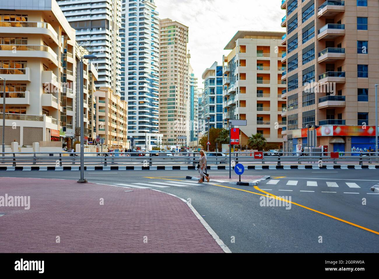 DUBAI, EAU - MARZO de 2020: Al Sayorah St en Dubai Marina, EAU Foto de stock