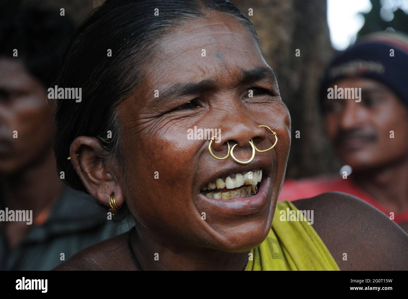 Mujeres pertenecientes a la tribu Kondh en Koraput, Odisha, India. Las  niñas tienen su nariz y orejas perforadas. Esta costumbre no es simplemente  para la decoración, sino también para los als Fotografía