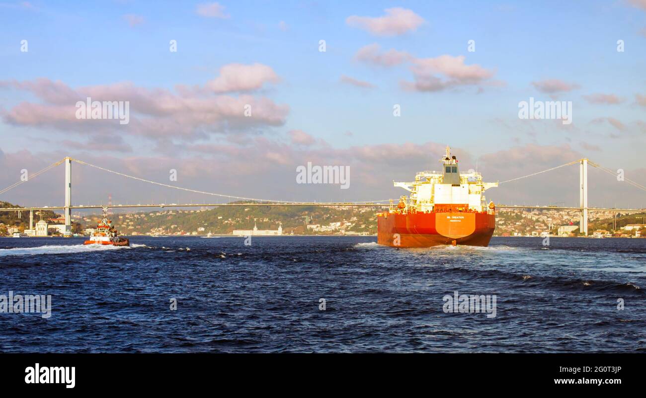 Bosphorus, Estambul, Turquía 24th de octubre de 2019: NS CREATION Monrovia propiedad del Novoship ruso del SCF que sube al Bósforo, al Mar Negro Foto de stock