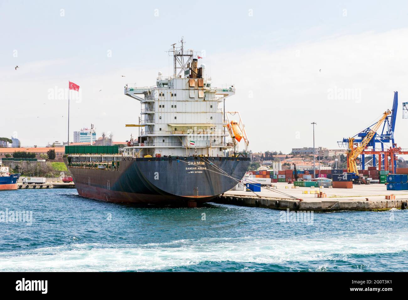 Haydarpasa, Estambul, Turquía 15th de abril de 2021: Buque portacontenedores iraní Shamim, construido en Alemania, amarrado en el puerto de Haydarpasa, Estambul. Foto de stock