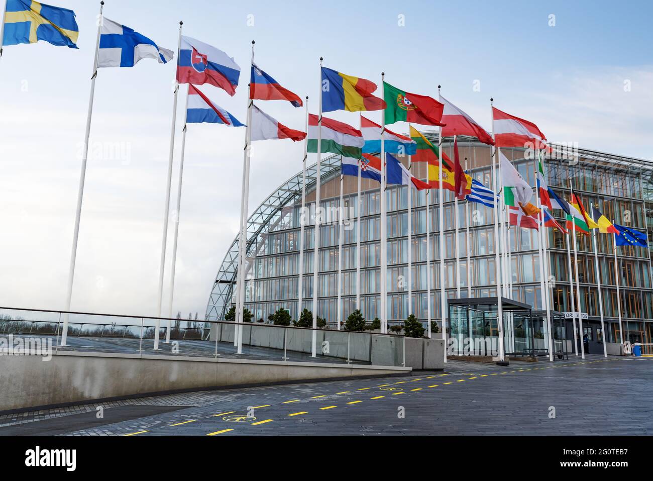 Banderas frente al Banco Europeo de Inversiones en Kirchberg - Ciudad de Luxemburgo, Luxemburgo Foto de stock