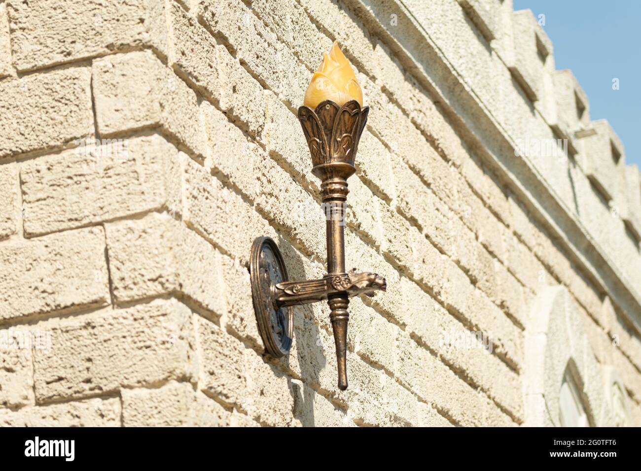 antorcha decorativa en la pared del castillo de piedra Fotografía de stock  - Alamy