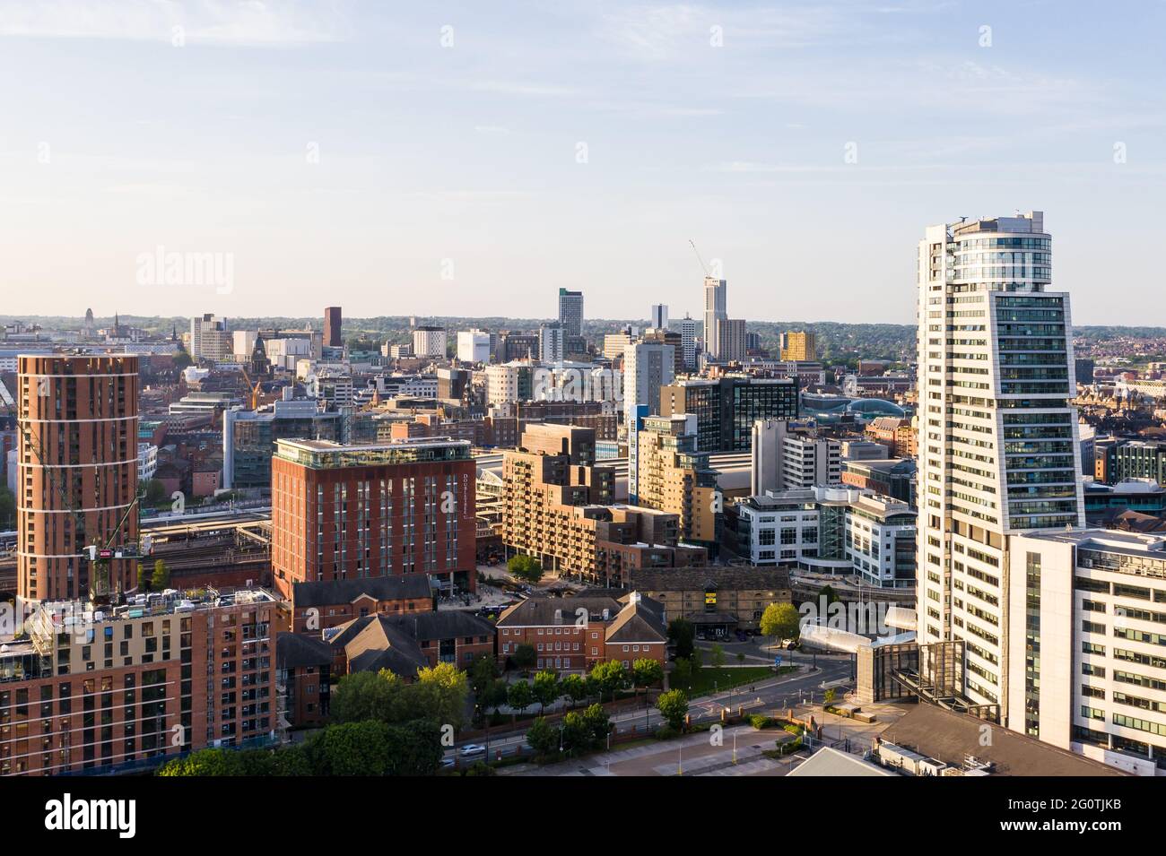 LEEDS, REINO UNIDO - 2 DE JUNIO DE 2021. Vista aérea del horizonte de la ciudad de Leeds al atardecer con Bridgewater Place prominente Foto de stock