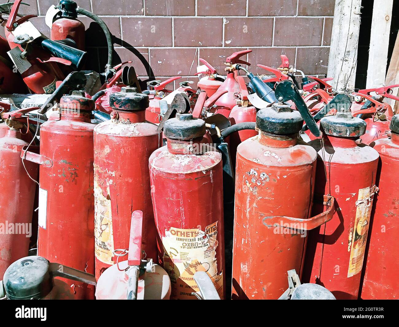 Los antiguos extintores rusos soviéticos están preparados para su  eliminación en la basura de la fábrica al aire libre Fotografía de stock -  Alamy